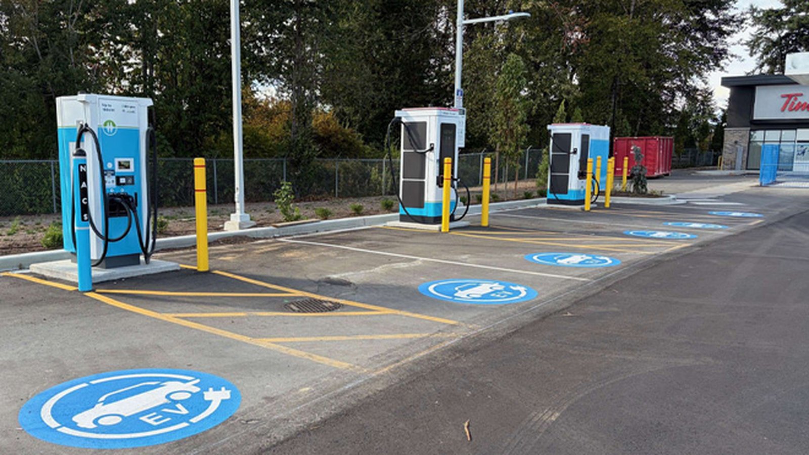 BC Hydro ouvre des bornes rapides à Abbotsford et Esquimalt avec connecteurs NACS