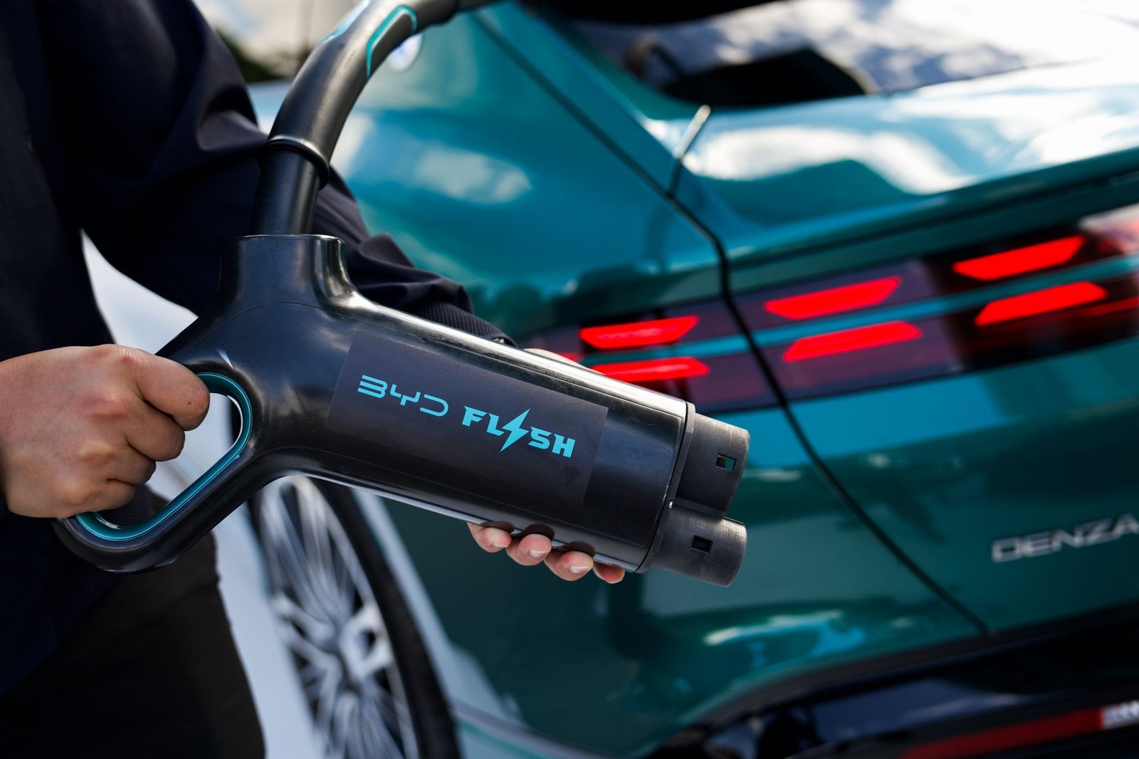 Les premiers VÉ chinois arrivent au Canada : la Lotus Eletre mène la voie à l'ère du quota