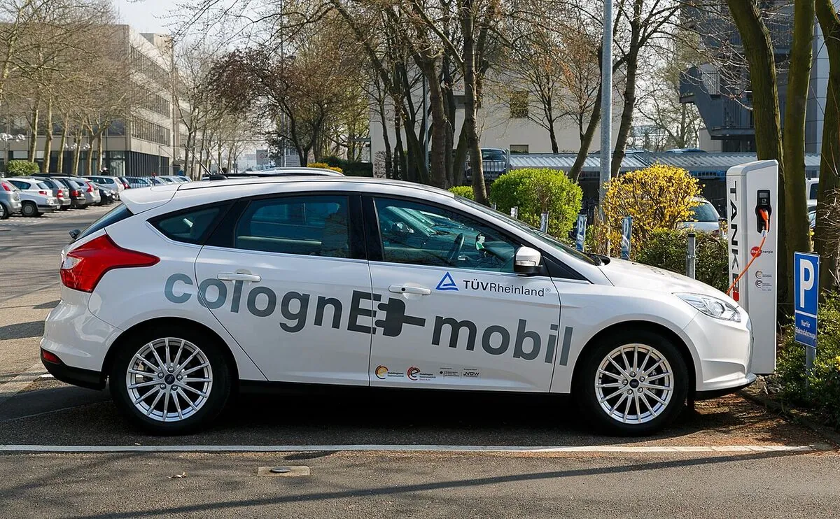 Canada's Electric Vehicle Infrastructure Plan: 2030 Goals and What's Missing