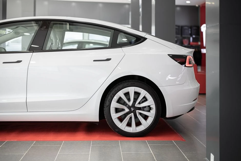 Canadian ZEV Adoption Held Over 10% in July as Federal Rebate Draws Buyers