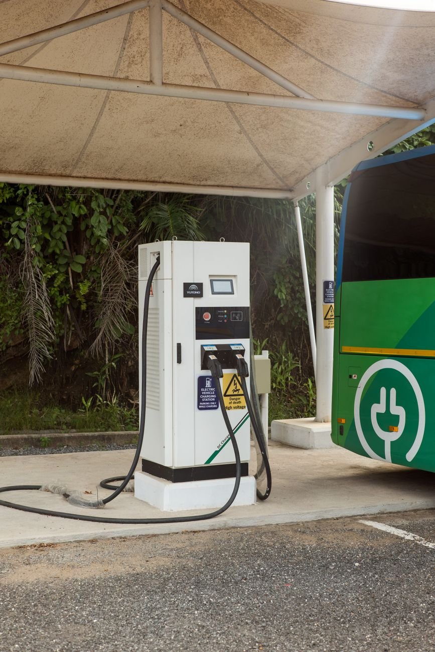 Les ventes d'autobus électriques canadiens ont presque doublé en 2025 — les camions traînent la patte