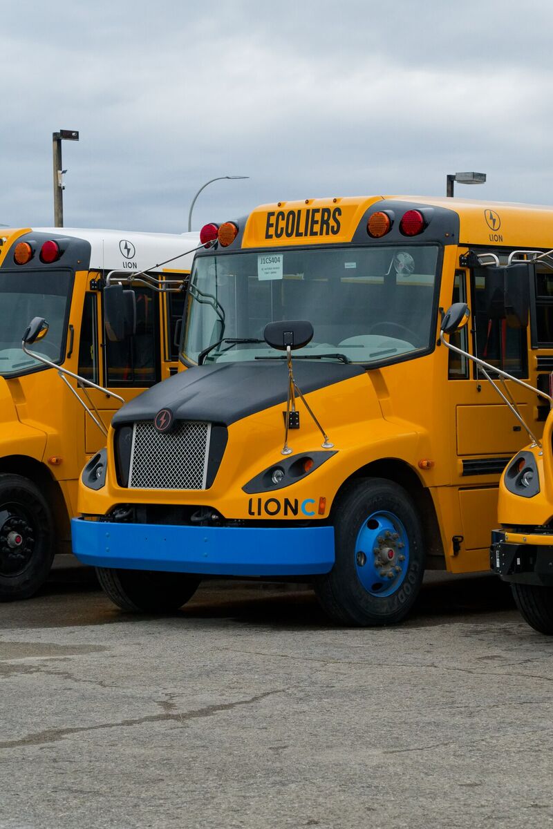 La plus grande flotte d'autobus scolaires électriques du Colorado se dote d'un centre de recharge à 26 prises