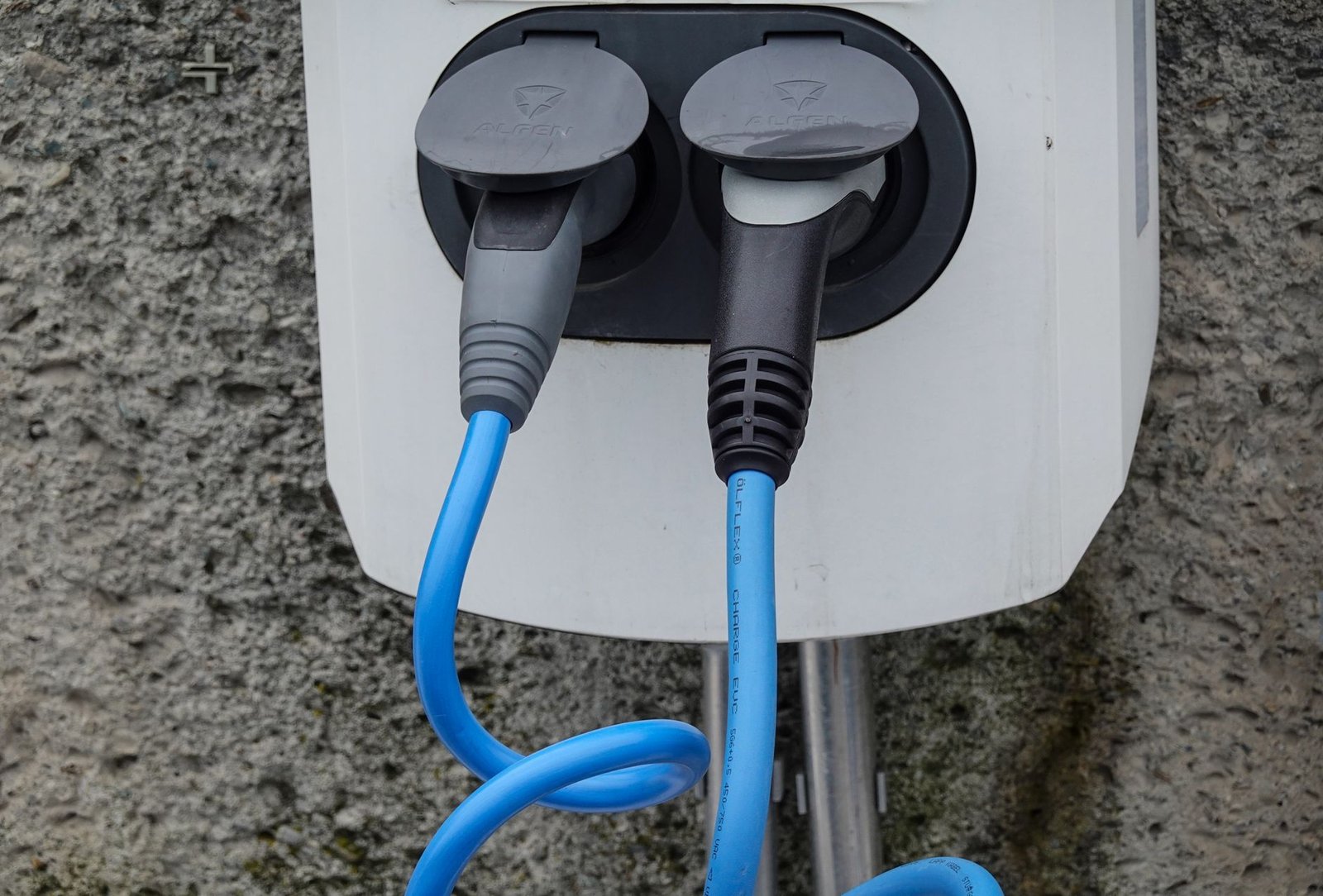 Une facture de 418 $ US pour une recharge : pourquoi les Canadiens doivent vérifier les tarifs avant de brancher