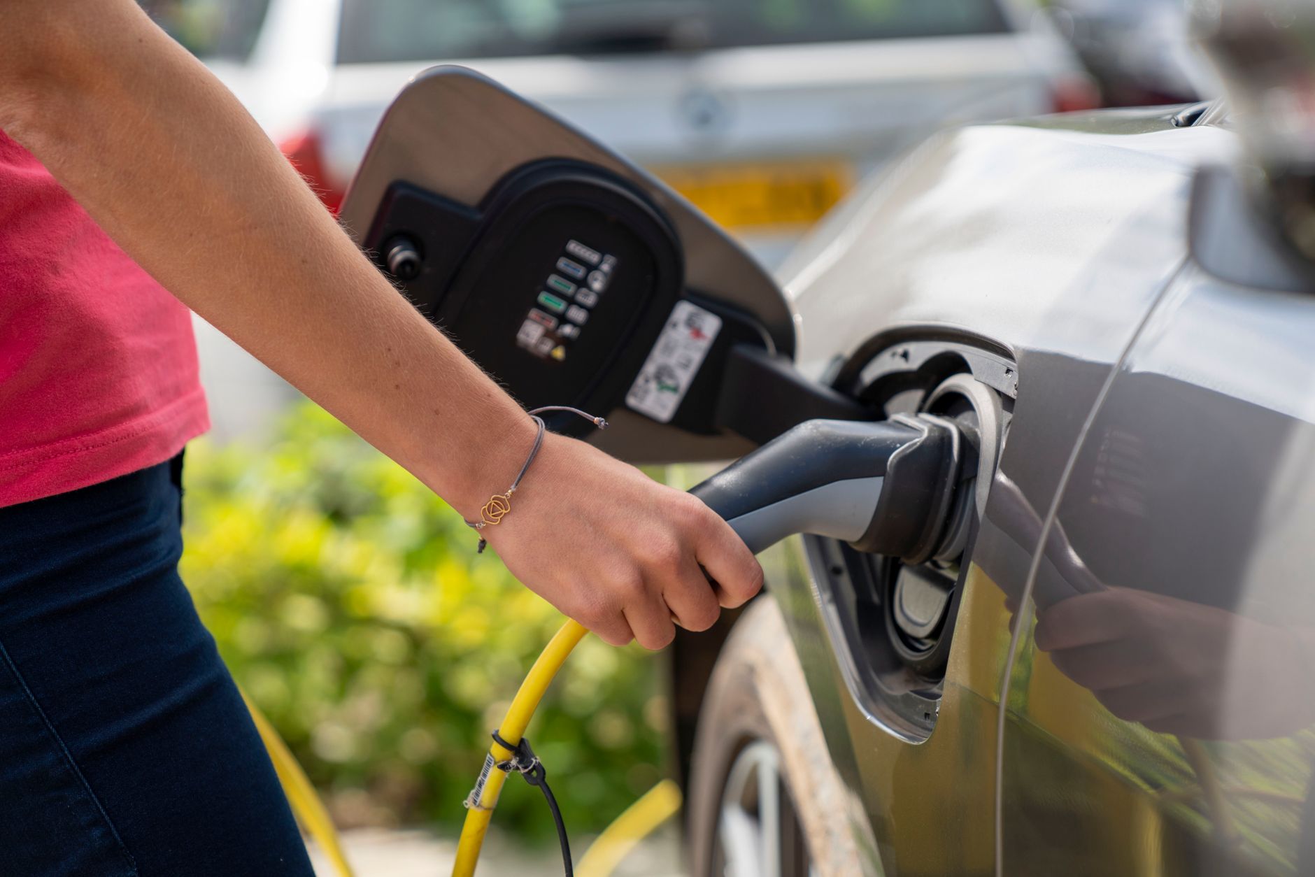 La recharge des VÉ au Canada 2026 : réseaux, coûts et conseils pour la route
