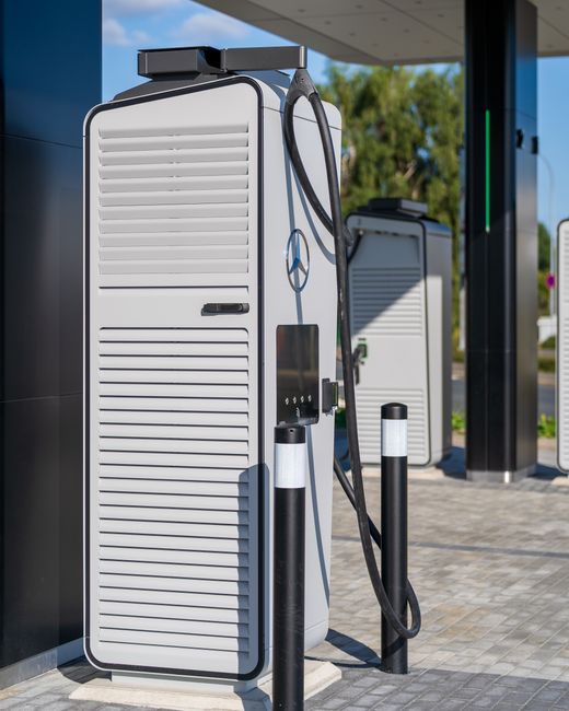 EV Charging Networks Canada Compared 2026: FLO, ChargePoint, Electrify