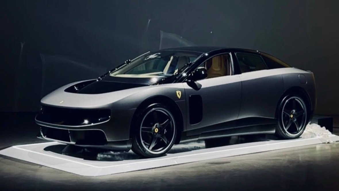 Le premier Ferrari Luce électrique arrive au Canada : dévoilement gris mat à Ferrari Québec, environ 800 000 $