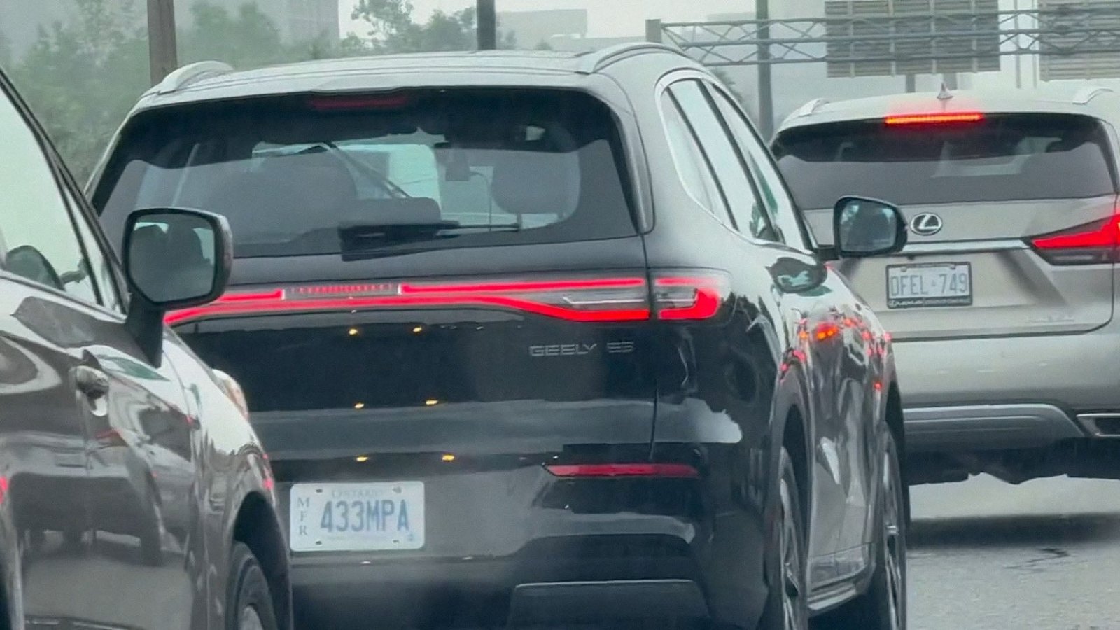 Geely EX5 filmé dans la circulation torontoise sur une plaque constructeur de l'Ontario — premières images routières d'une voiture badgée Geely au Canada