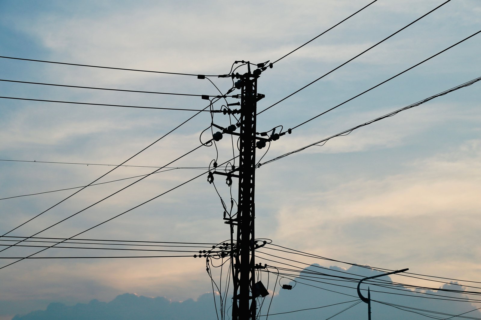 Tarifs d'hydroélectricité pour la recharge de VÉ à domicile : à paliers, à l'heure ou ultra-bas de nuit