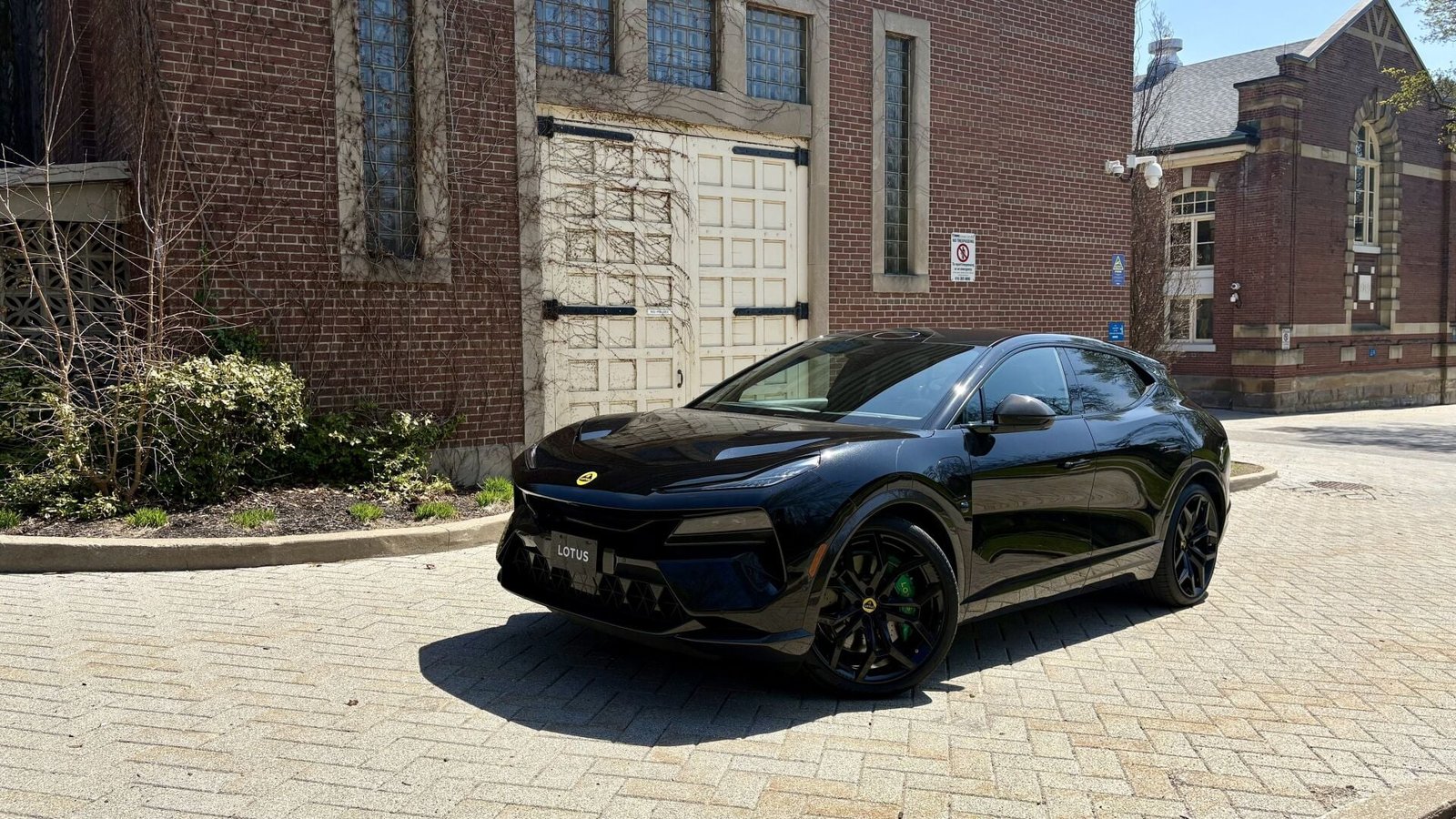 Le Lotus Eletre arrive au Canada : 905 ch, 24 Carbon Edition, 119 900 $ — et seulement parce que les tarifs ont chuté
