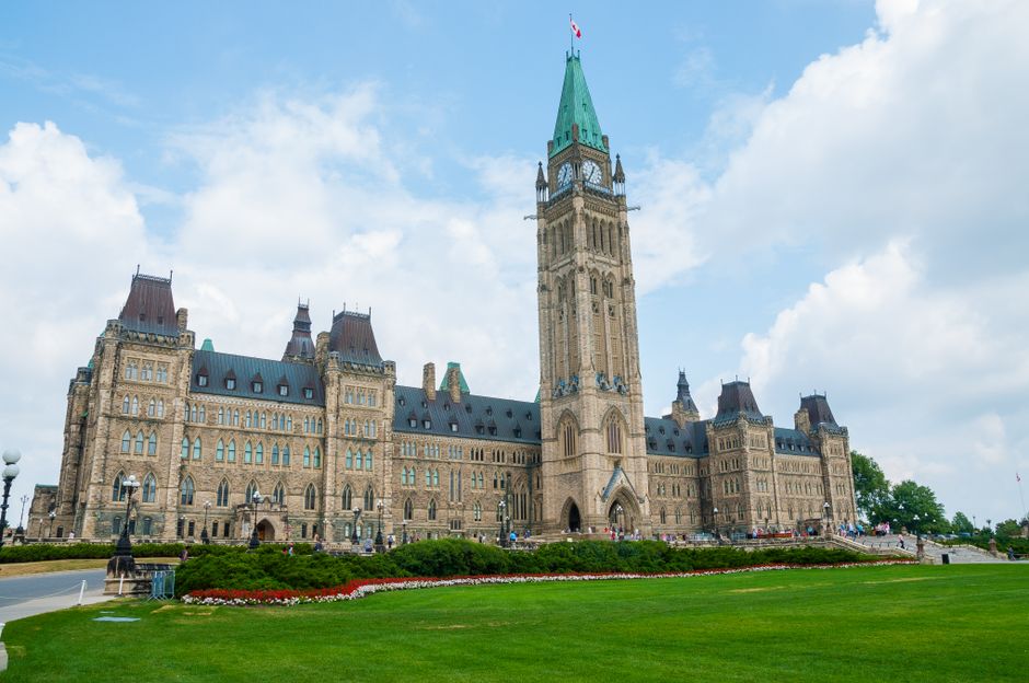 Selon les propres calculs d'Ottawa, abolir le mandat sur les VÉ coûtera 90,3 milliards $ aux Canadiens