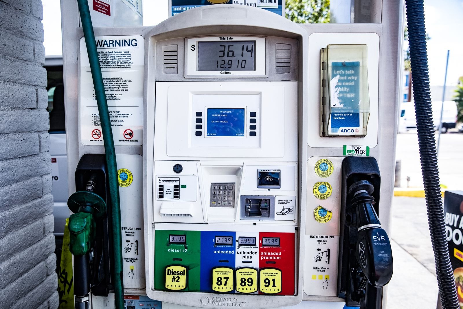 Ottawa prolonge le congé de la taxe sur l'essence jusqu'en 2027 — voici ce que le rétablissement progressif signifie pour les automobilistes canadiens