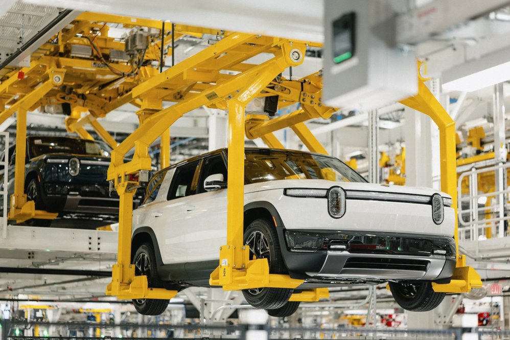 Rivian pulvérise son record de livraisons au T3 avec 19 248 véhicules, la rampe du R2 propulse une hausse de 58 % d'un trimestre à l'autre