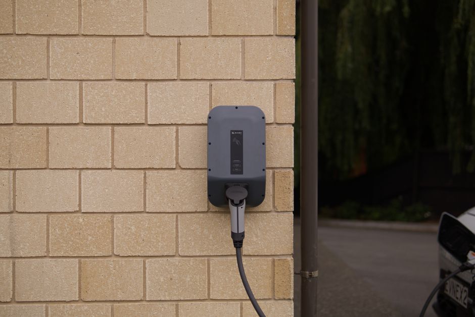 Panne électrique insuffisant pour votre borne de recharge VÉ ? La solution de Schneider pourrait vous faire économiser des milliers de dollars