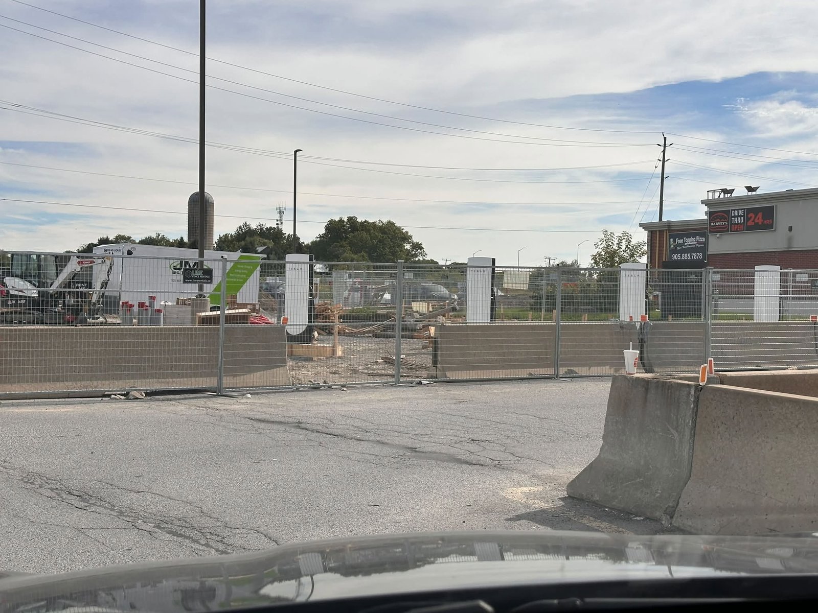 Tesla double le Supercharger de Port Hope à 16 bornes avec une nouvelle construction V4