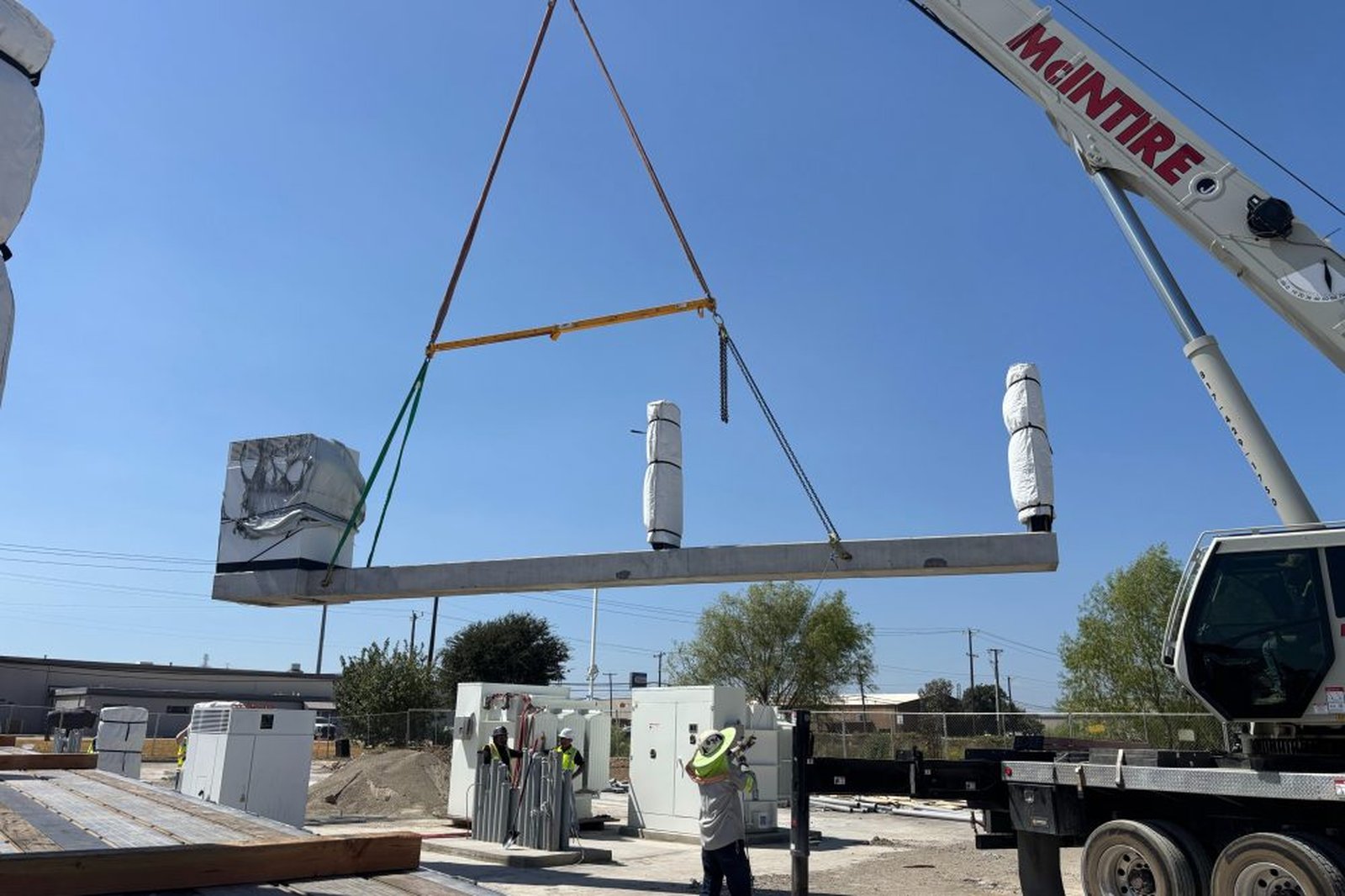 Tesla installe ses premiers Megachargeurs pré-assemblés pour le Semi