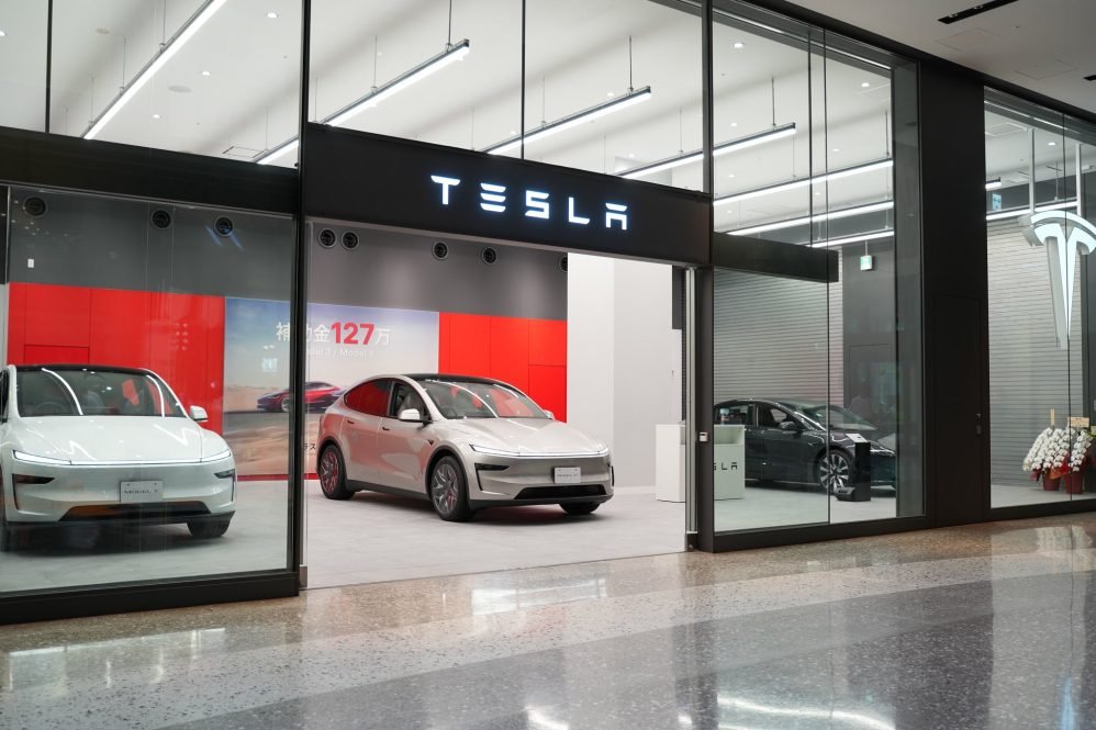 Tesla Q3 2026 Deliveries Expected to Decline: Analysts Forecast 435K–470K Range