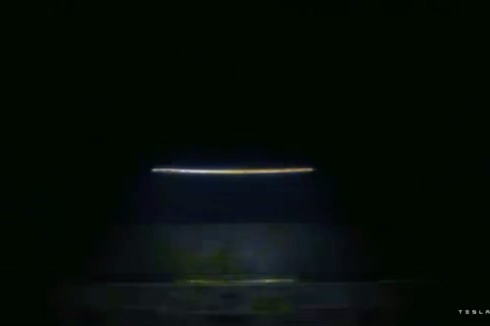 Tesla présente un avant-goût de la Roadster de nouvelle génération avec une barre lumineuse pleine l