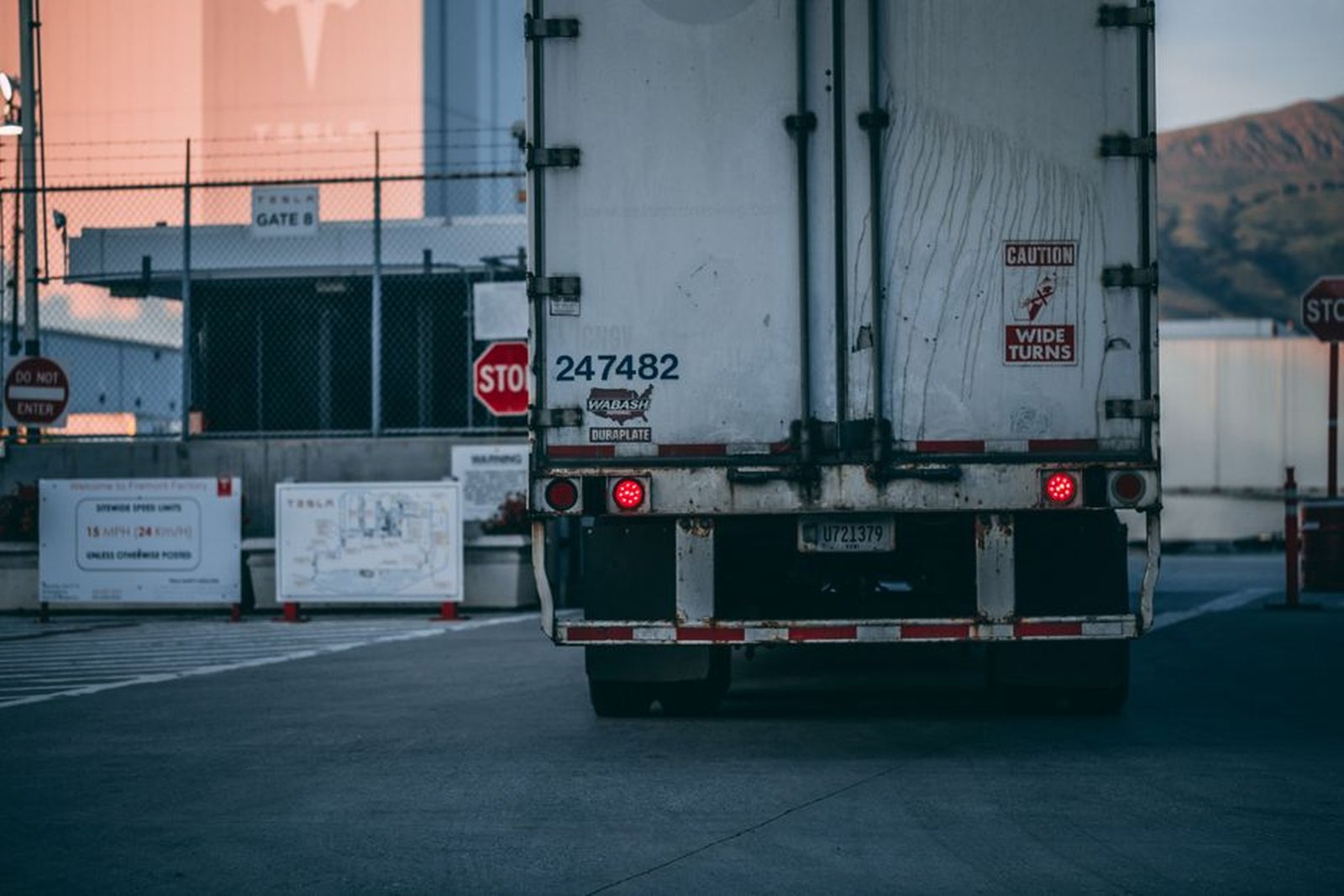 R.R. Plett Trucking installe les premiers chargeurs MCS Tesla au Canada, en Colombie-Britannique