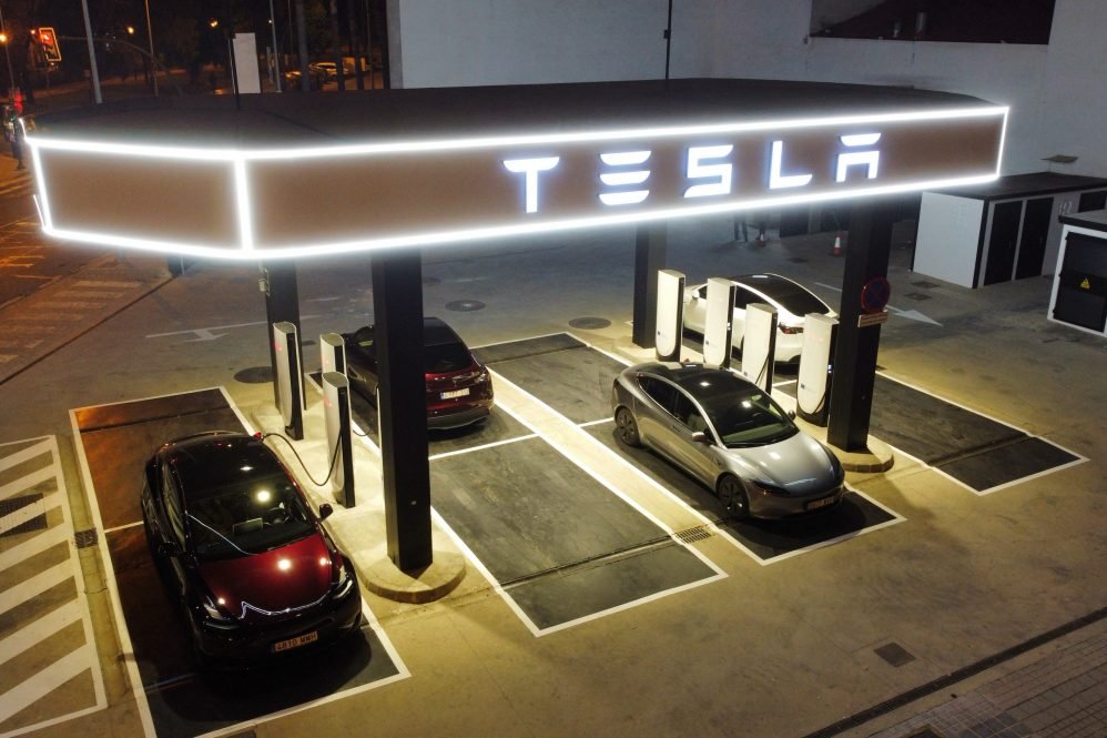 Le réseau Supercharger Tesla dépasse 85 000 bornes sur 9 000+ sites dans le monde