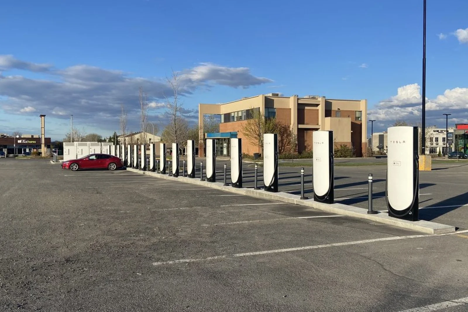 Tesla dévoile le système Flex Connect pour accélérer les déploiements de Superchargeurs au Canada
