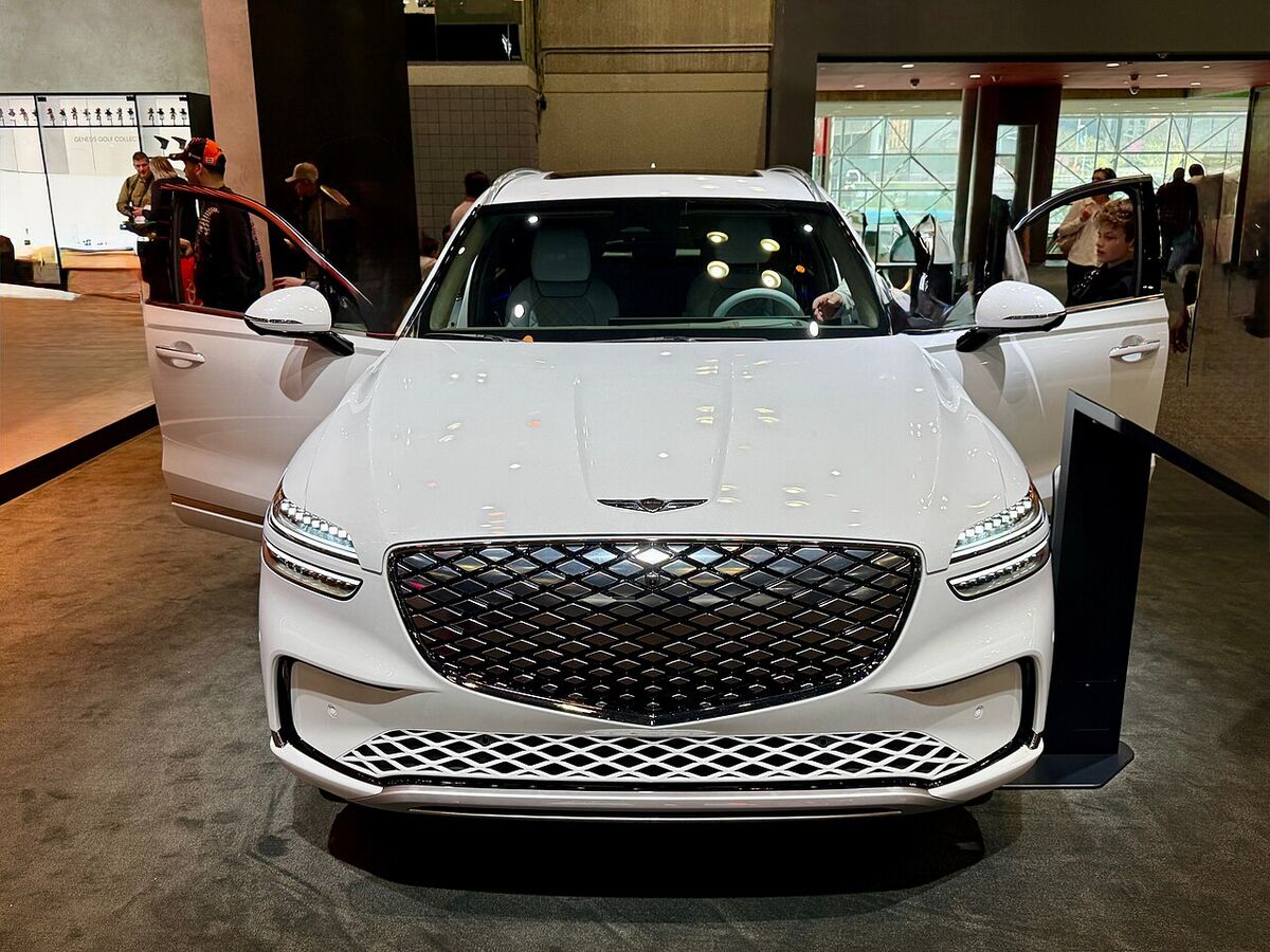 Le Genesis GV90 pousse le luxe d'un cran avec ses portes cochères [Images]